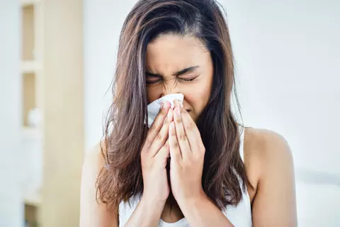Frau mit Allergie, Schnupfen
